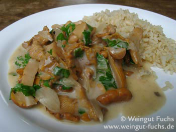 Fresh chanterelles in verjuice cream sauce