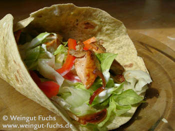 Tortillas with salad and poultry